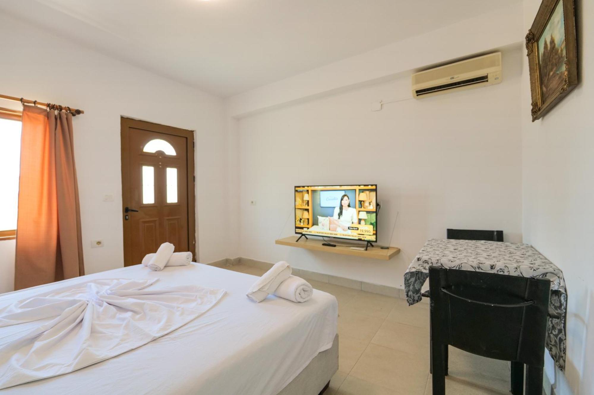 Garden Villa Lake Side & Glamping Ksamil Exteriér fotografie