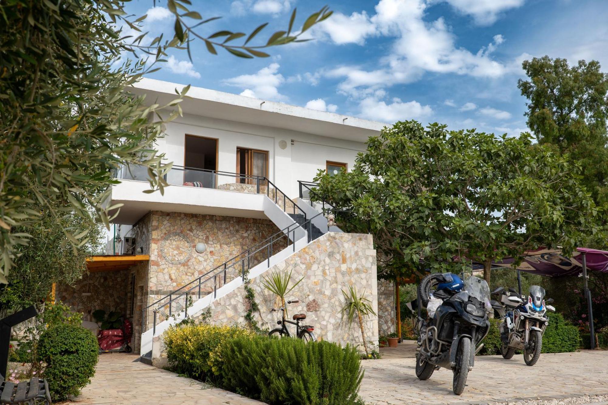 Garden Villa Lake Side & Glamping Ksamil Exteriér fotografie