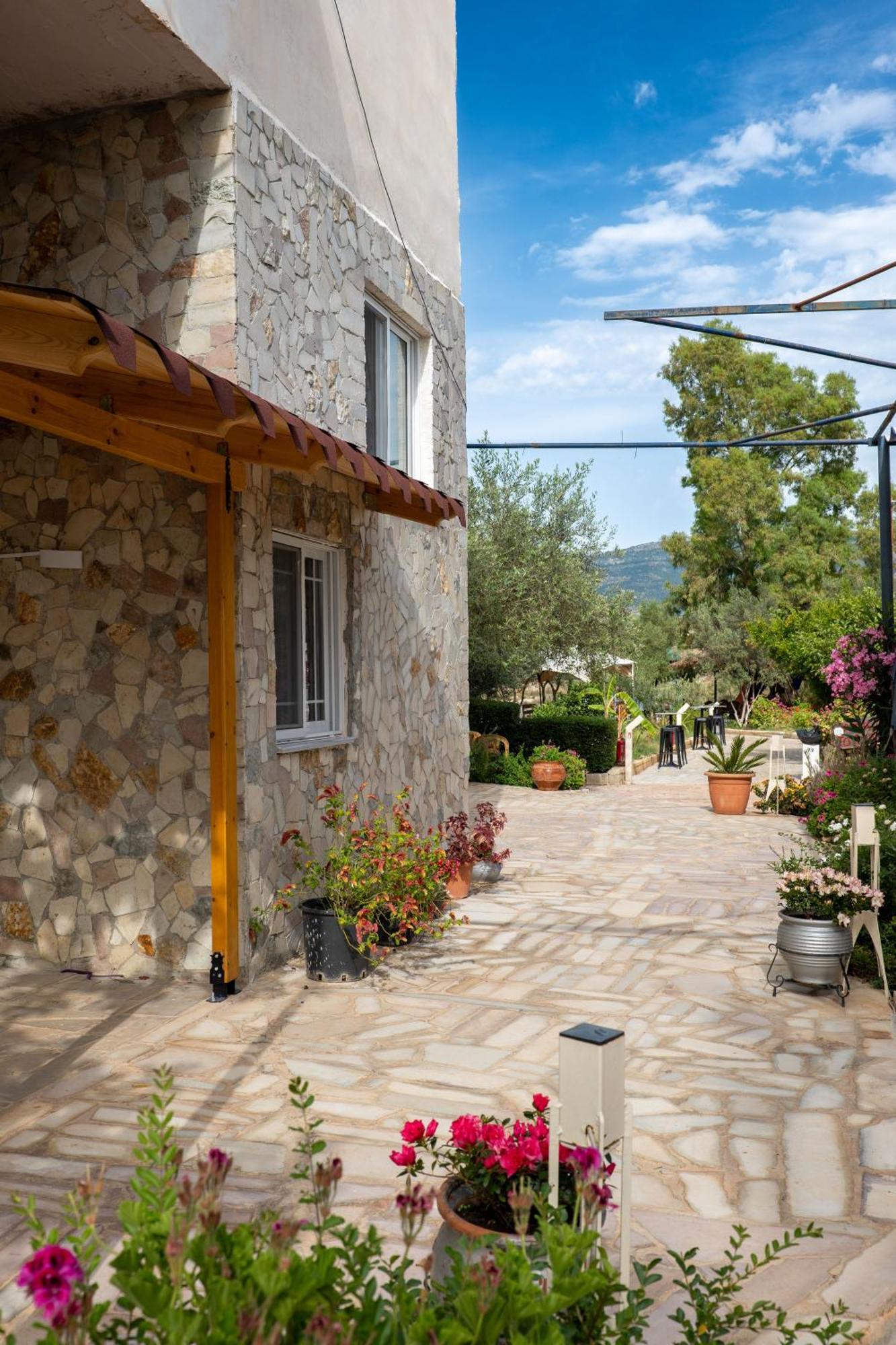 Garden Villa Lake Side & Glamping Ksamil Exteriér fotografie