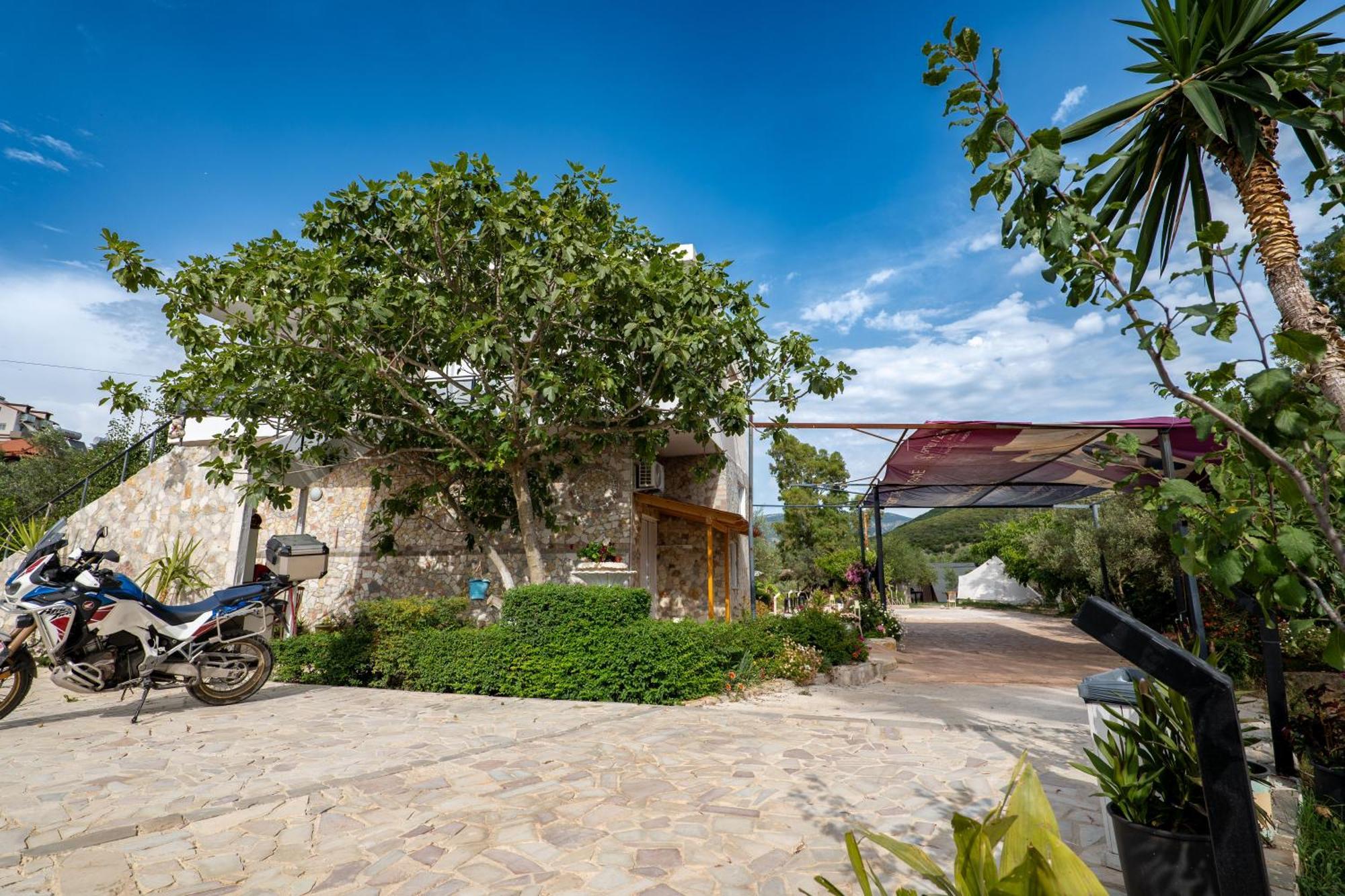 Garden Villa Lake Side & Glamping Ksamil Exteriér fotografie