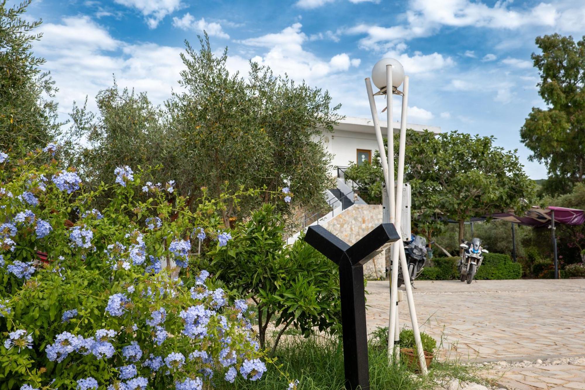 Garden Villa Lake Side & Glamping Ksamil Exteriér fotografie