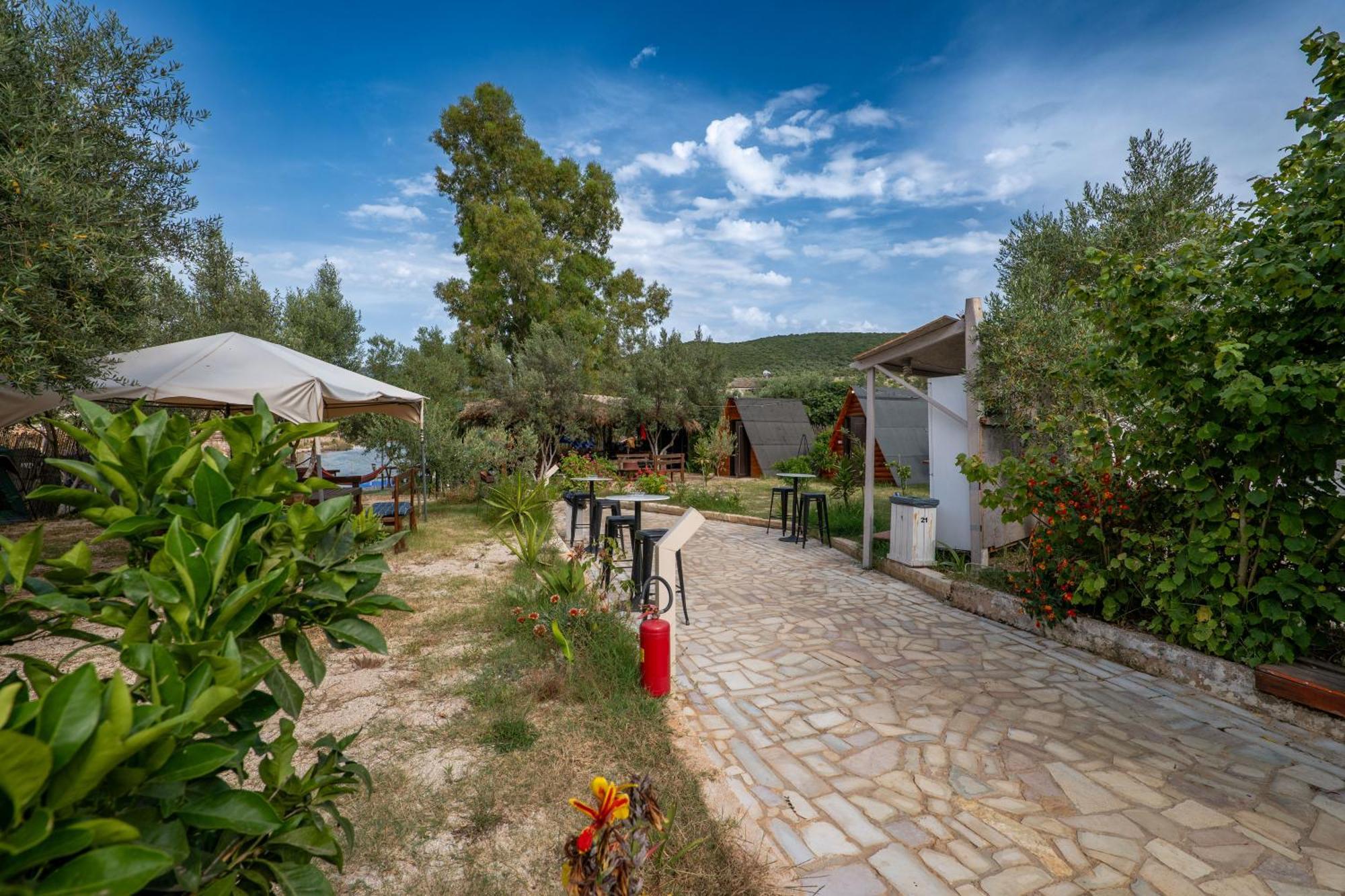 Garden Villa Lake Side & Glamping Ksamil Exteriér fotografie